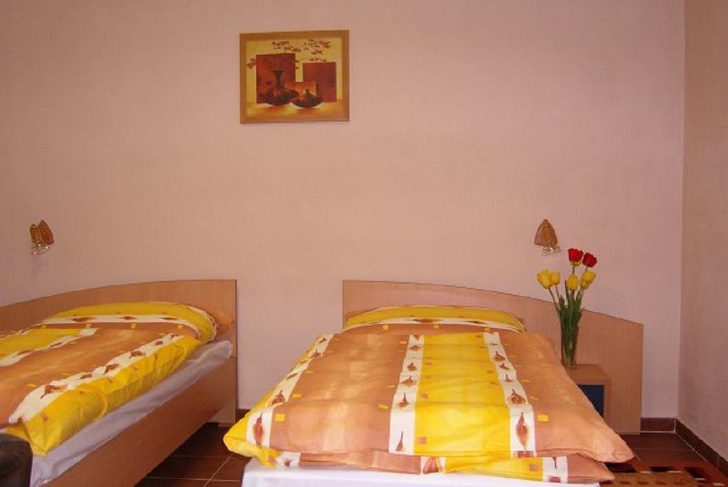 Batavya Penzion Topoľčany Zimmer foto